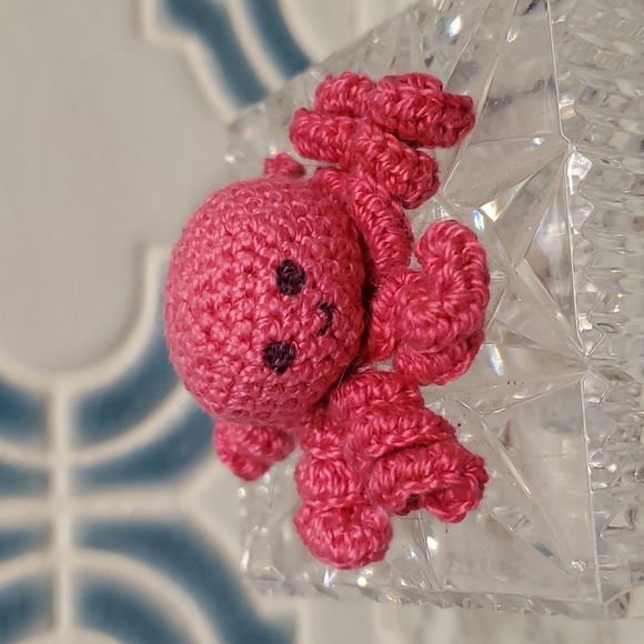 🎁 Mini Amigurumi 1" Octopus Pink - Picture 5 of 5